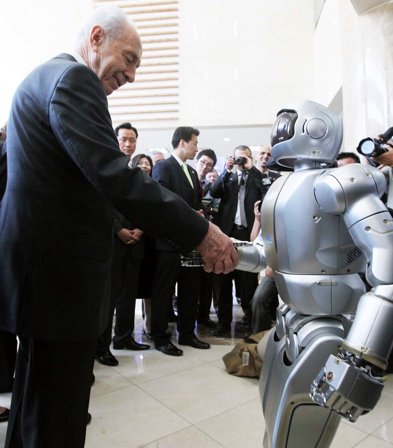 Illustration for article titled Politicians Shaking Hands With Robots, Ranked